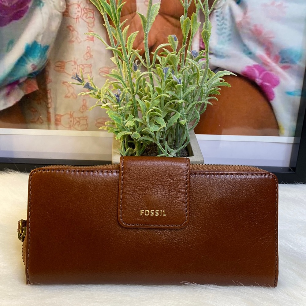 Authentic Fossil zip clutch